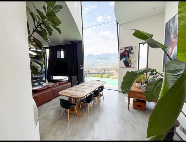 6 BEDROOM HOUSE FOR SALE IN HOOG EN DROOG